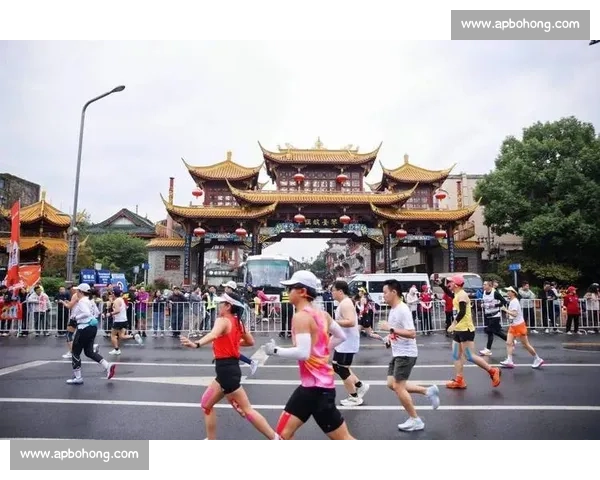 管油胜 21628 卫冕成马！冲线趴地藏着 12 年坚守
